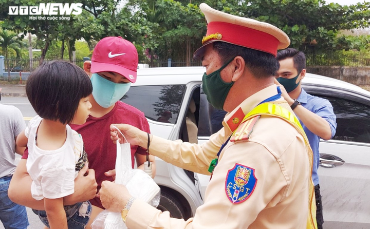 Cách ly toàn xã hội: Đà Nẵng lập nhiều chốt kiểm soát ô tô - 6