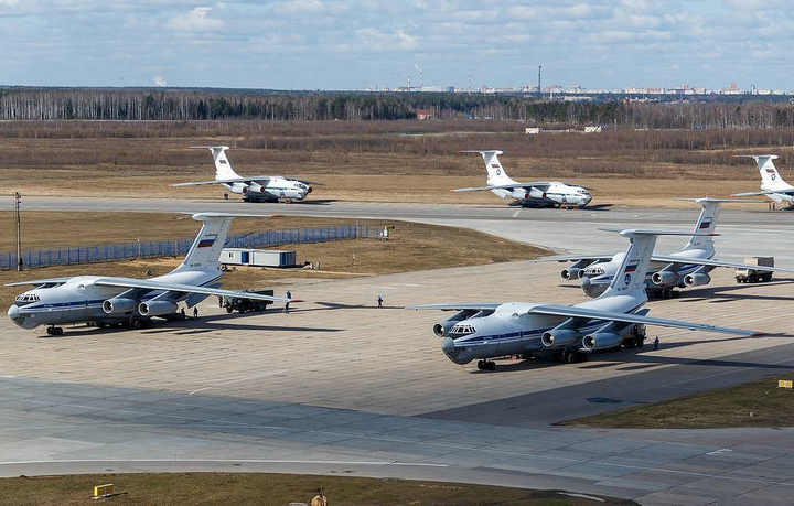 Nga điều máy bay chở thiết bị y tế hỗ trợ Mỹ chống dịch Covid-19 - 1