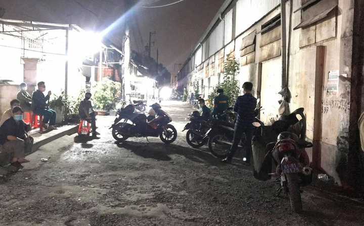 Đôi nam nữ gục bên vũng máu trong ki-ốt ở Bình Dương - 1