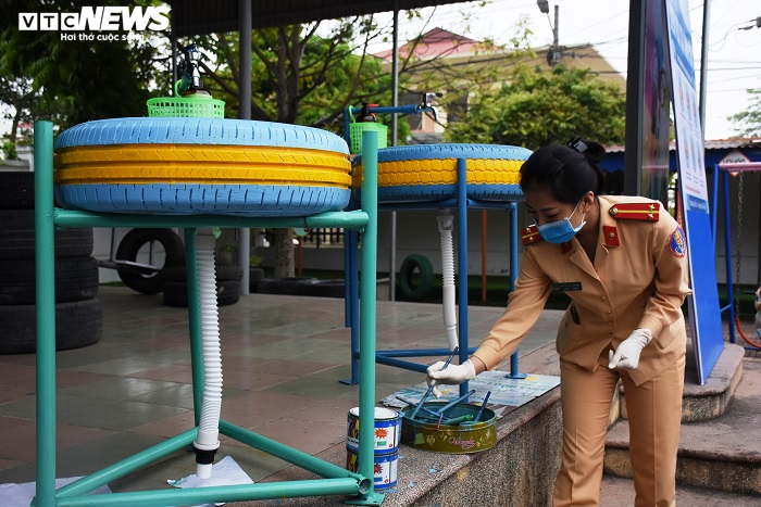 'Hô biến' lốp xe đã qua sử dụng thành bồn rửa tay công cộng phòng Covid-19 - 1