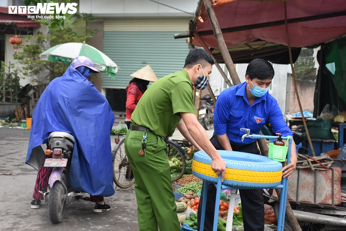 'Hô biến' lốp xe đã qua sử dụng thành bồn rửa tay công cộng phòng Covid-19 - 2