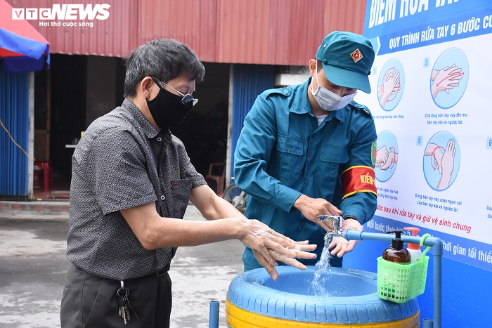 'Hô biến' lốp xe đã qua sử dụng thành bồn rửa tay công cộng phòng Covid-19 - 11