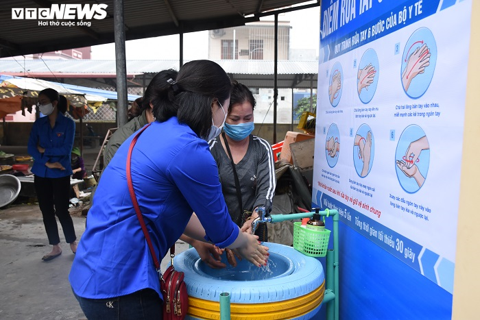'Hô biến' lốp xe đã qua sử dụng thành bồn rửa tay công cộng phòng Covid-19 - 9