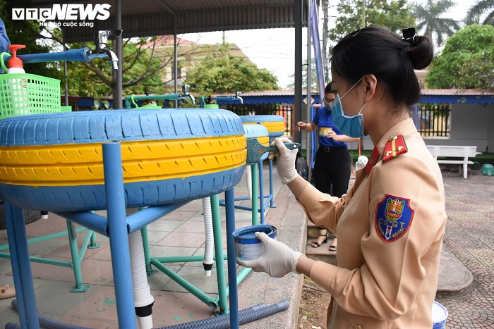 'Hô biến' lốp xe đã qua sử dụng thành bồn rửa tay công cộng phòng Covid-19 - 5