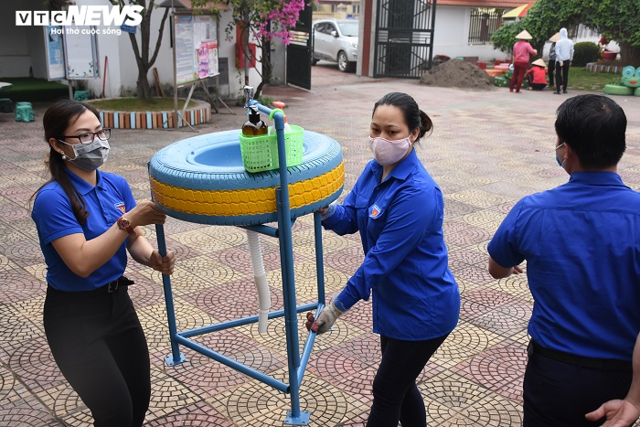 'Hô biến' lốp xe đã qua sử dụng thành bồn rửa tay công cộng phòng Covid-19 - 7