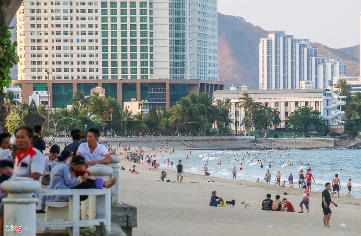 Cận cảnh cưỡng chế giải tán người tắm biển ở Nha Trang để ngăn dịch Covid-19 - 1