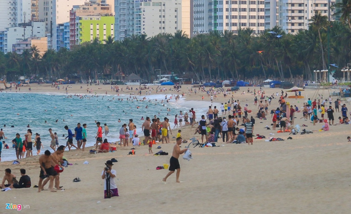 Cận cảnh cưỡng chế giải tán người tắm biển ở Nha Trang để ngăn dịch Covid-19 - 2