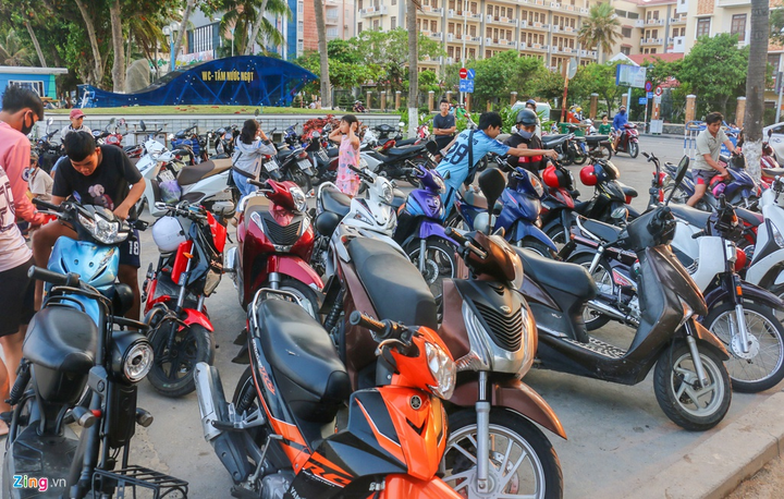 Cận cảnh cưỡng chế giải tán người tắm biển ở Nha Trang để ngăn dịch Covid-19 - 3