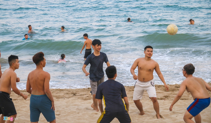 Cận cảnh cưỡng chế giải tán người tắm biển ở Nha Trang để ngăn dịch Covid-19 - 4