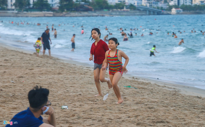 Cận cảnh cưỡng chế giải tán người tắm biển ở Nha Trang để ngăn dịch Covid-19 - 5