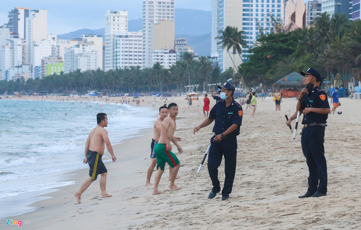 Cận cảnh cưỡng chế giải tán người tắm biển ở Nha Trang để ngăn dịch Covid-19 - 6