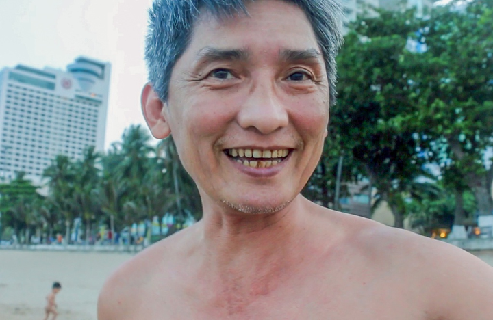 Cận cảnh cưỡng chế giải tán người tắm biển ở Nha Trang để ngăn dịch Covid-19 - 9