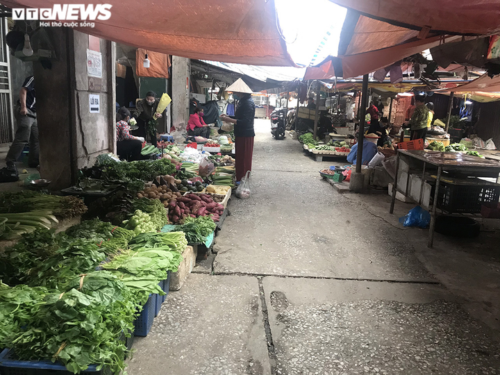 Hà Nội: Chợ vắng, tiểu thương đồng loạt giảm giá đẩy hàng - 1