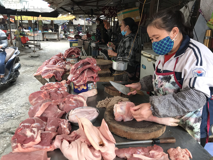 Hà Nội: Chợ vắng, tiểu thương đồng loạt giảm giá đẩy hàng - 2