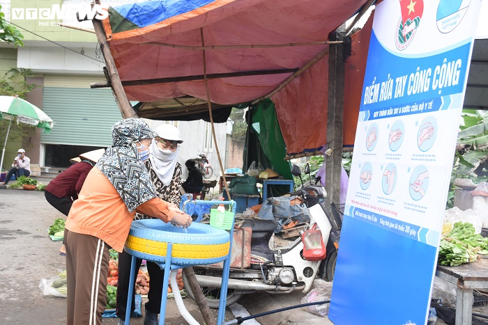 'Hô biến' lốp xe đã qua sử dụng thành bồn rửa tay công cộng phòng Covid-19 - 10