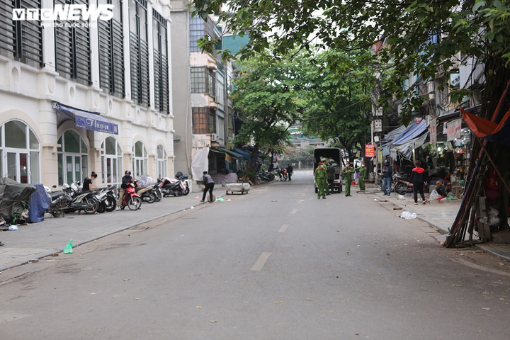 Đường phố Hà Nội vắng tanh trong ngày đầu cách ly toàn xã hội - 3