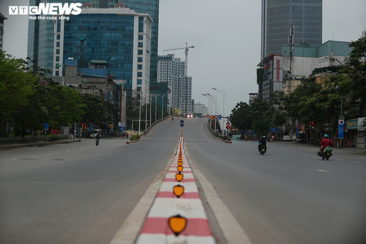 Đường phố Hà Nội vắng tanh trong ngày đầu cách ly toàn xã hội - 4