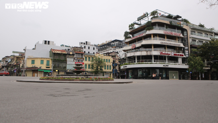 Đường phố Hà Nội vắng tanh trong ngày đầu cách ly toàn xã hội - 1