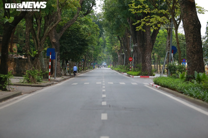Đường phố Hà Nội vắng tanh trong ngày đầu cách ly toàn xã hội - 2
