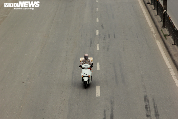 Đường phố Hà Nội vắng tanh trong ngày đầu cách ly toàn xã hội - 7