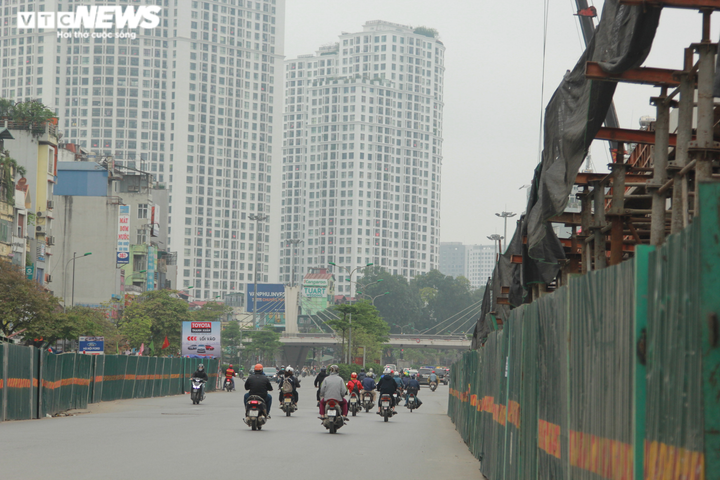 Đường phố Hà Nội vắng tanh trong ngày đầu cách ly toàn xã hội - 6