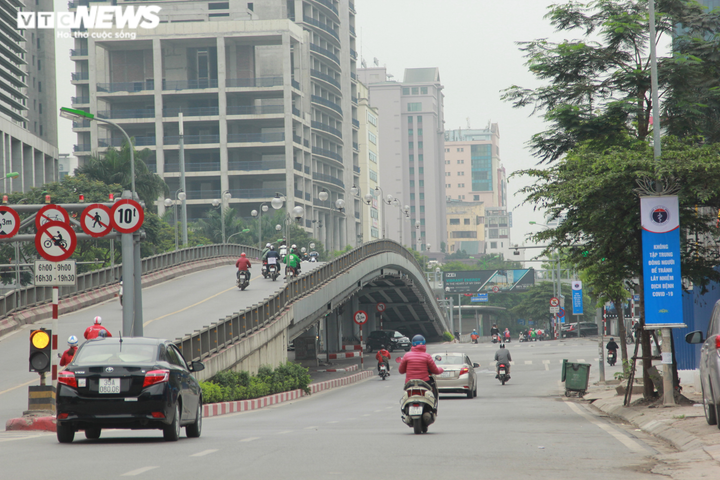 Đường phố Hà Nội vắng tanh trong ngày đầu cách ly toàn xã hội - 5
