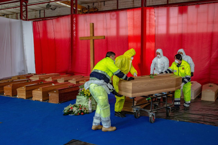 Chống Covid-19, người Italy bắt đầu thấy 'ánh sáng cuối đường hầm' - 1