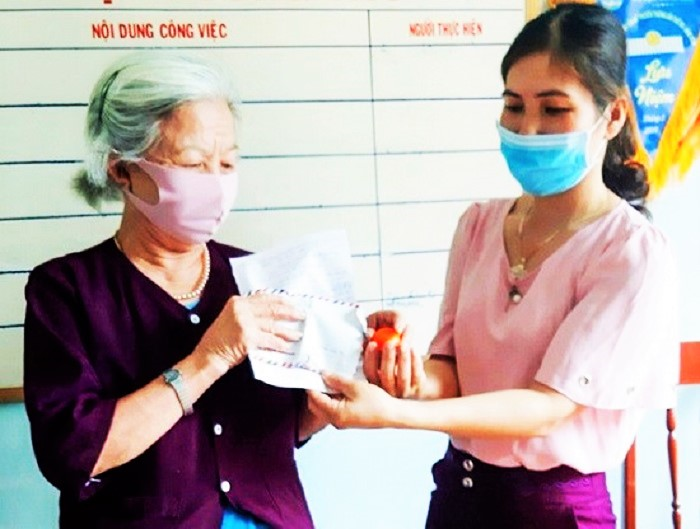 Xúc động cụ bà 87 tuổi tháo đôi bông tai ủng hộ địa phương chống dịch Covid-19 - 1