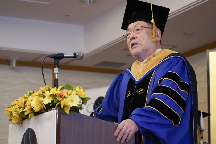 Ngạc nhiên với lễ tốt nghiệp online, robot nhận bằng thay sinh viên - 4