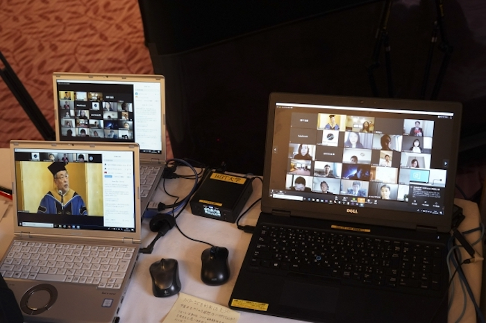 Ngạc nhiên với lễ tốt nghiệp online, robot nhận bằng thay sinh viên - 9