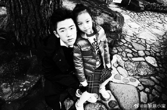 Con trai riêng của chồng Triệu Vy lộ diện, hé lộ sự thật mẹ kế con chồng - 1