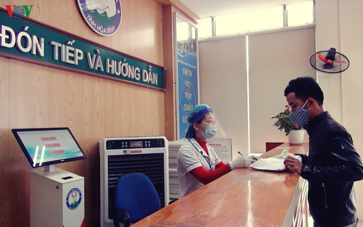 Nữ điều dưỡng mất 10 phút 'tự chế' mũ bảo hộ y tế ngăn giọt bắn - 1