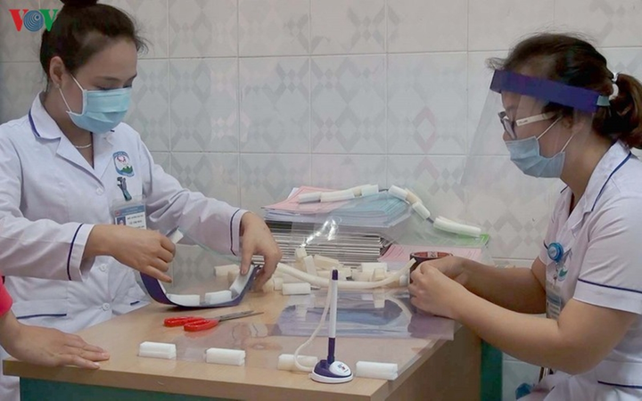 Nữ điều dưỡng mất 10 phút 'tự chế' mũ bảo hộ y tế ngăn giọt bắn - 2