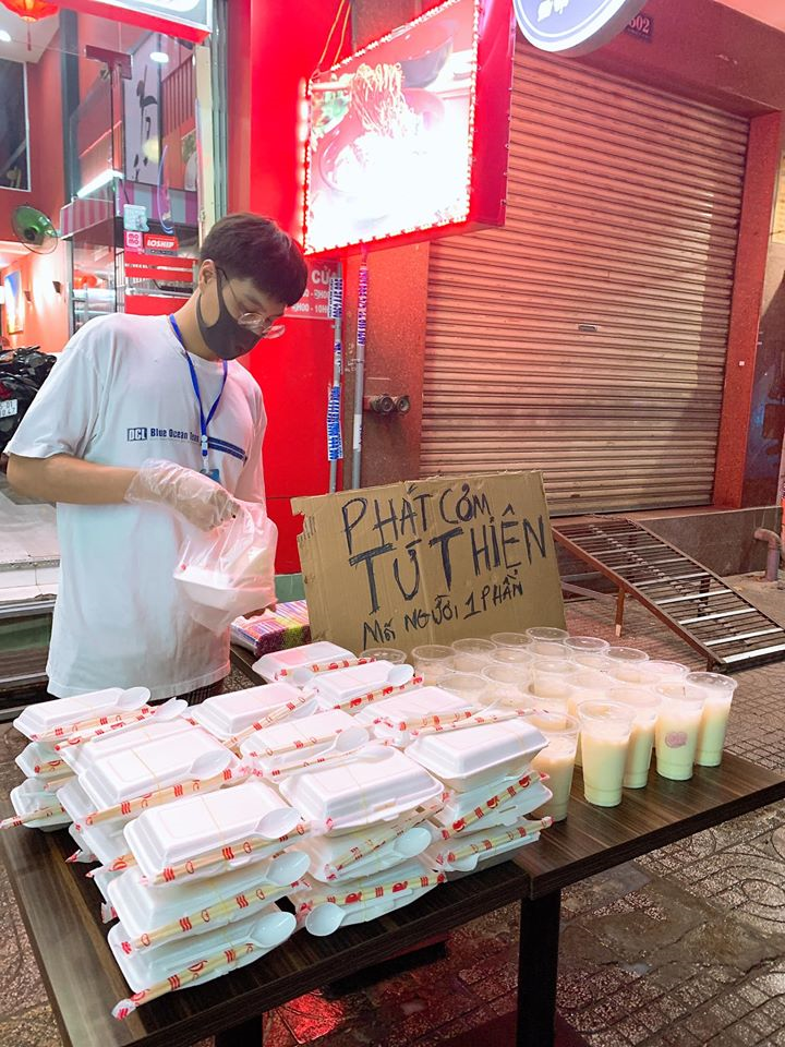 Giữa dịch Covid-19, Cao Thái Hà phát cơm miễn phí cho những người bán vé số - 1