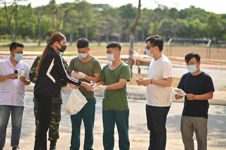 Rời khu cách ly, Võ Hoàng Yến tặng khẩu trang, nước rửa tay cho các y bác sĩ - 1