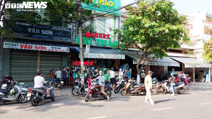 Đà Nẵng: Nhiều tiệm bánh mì kín khách trong ngày đầu cấm quán ăn bán qua mạng - 3