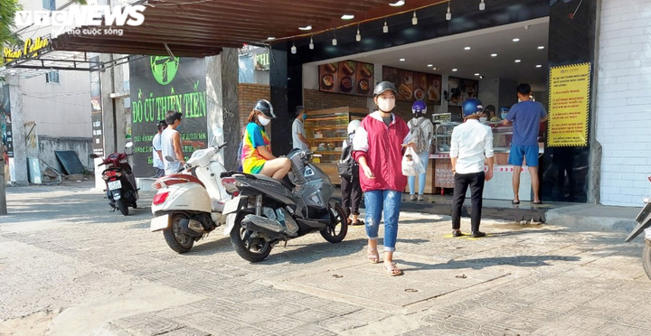 Đà Nẵng: Nhiều tiệm bánh mì kín khách trong ngày đầu cấm quán ăn bán qua mạng - 8