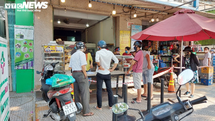 Đà Nẵng: Nhiều tiệm bánh mì kín khách trong ngày đầu cấm quán ăn bán qua mạng - 4