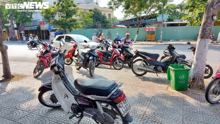 Đà Nẵng: Nhiều tiệm bánh mì kín khách trong ngày đầu cấm quán ăn bán qua mạng - 5