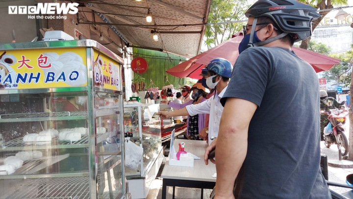 Đà Nẵng: Nhiều tiệm bánh mì kín khách trong ngày đầu cấm quán ăn bán qua mạng - 6