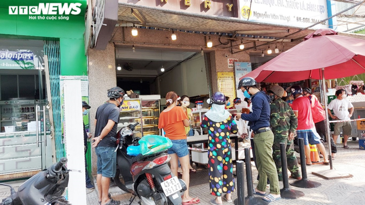 Đà Nẵng: Nhiều tiệm bánh mì kín khách trong ngày đầu cấm quán ăn bán qua mạng - 10