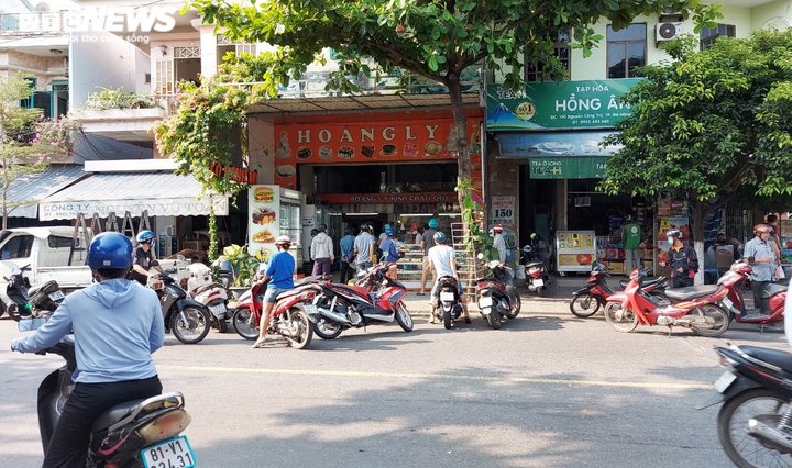 Đà Nẵng: Nhiều tiệm bánh mì kín khách trong ngày đầu cấm quán ăn bán qua mạng - 7