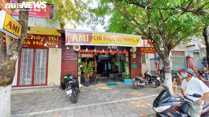 Đà Nẵng: Nhiều tiệm bánh mì kín khách trong ngày đầu cấm quán ăn bán qua mạng - 2