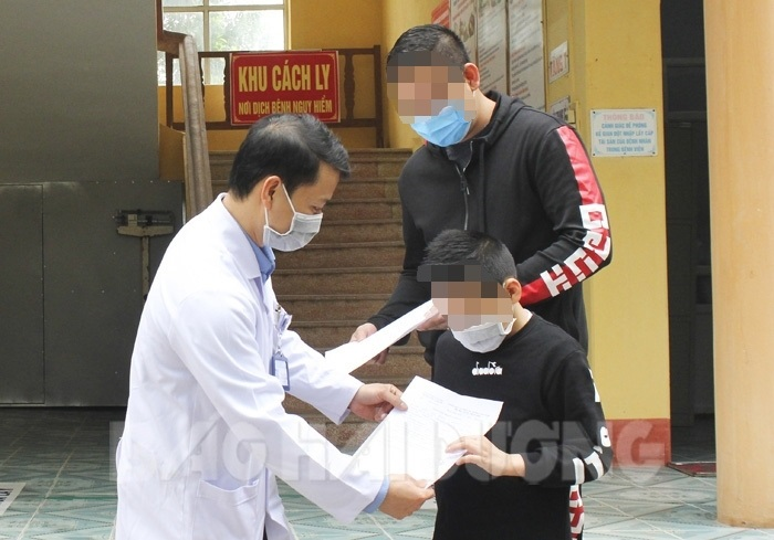 Trung tâm y tế huyện chữa khỏi cho bệnh nhân 11 tuổi nhiễm virus corona - 1