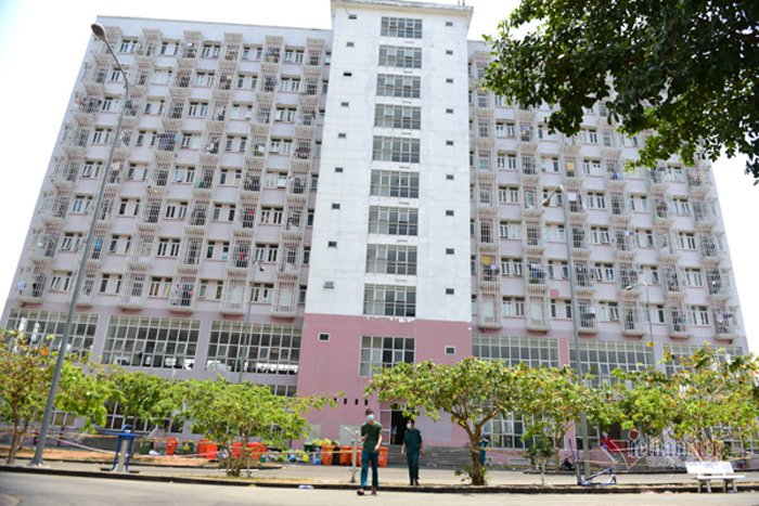 Không kịp về để tang chồng, vợ lập bàn thờ ở khu cách ly - 1