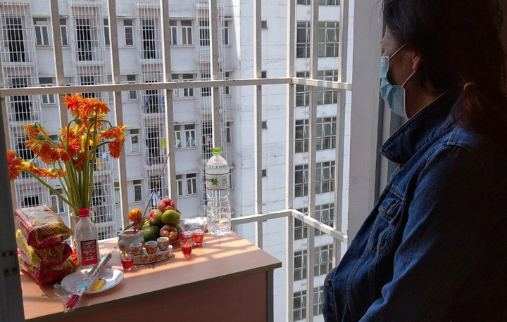 Không kịp về để tang chồng, vợ lập bàn thờ ở khu cách ly - 2