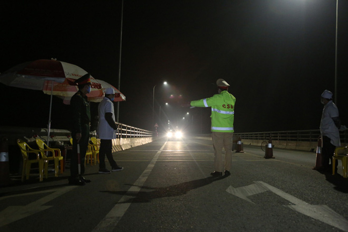 Trắng đêm lập chốt kiểm soát kiểm tra y tế, ngăn ngừa Covid-19 ở Phú Thọ - 4
