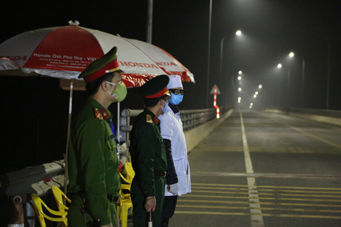 Trắng đêm lập chốt kiểm soát kiểm tra y tế, ngăn ngừa Covid-19 ở Phú Thọ - 2