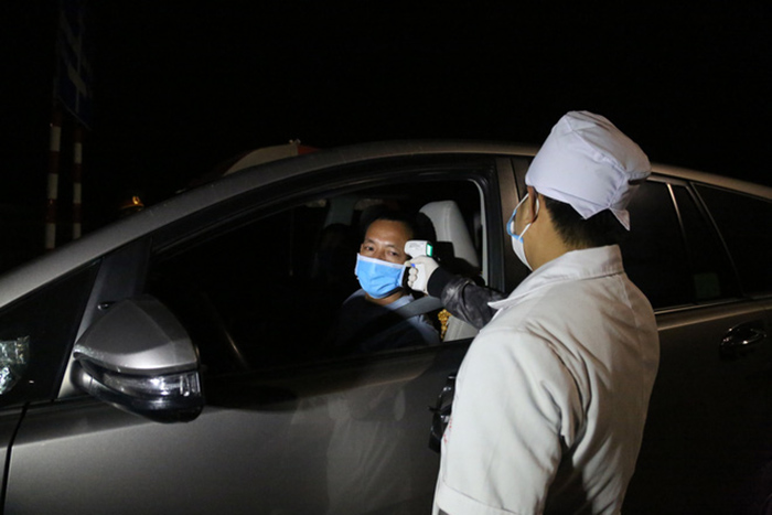 Trắng đêm lập chốt kiểm soát kiểm tra y tế, ngăn ngừa Covid-19 ở Phú Thọ - 5