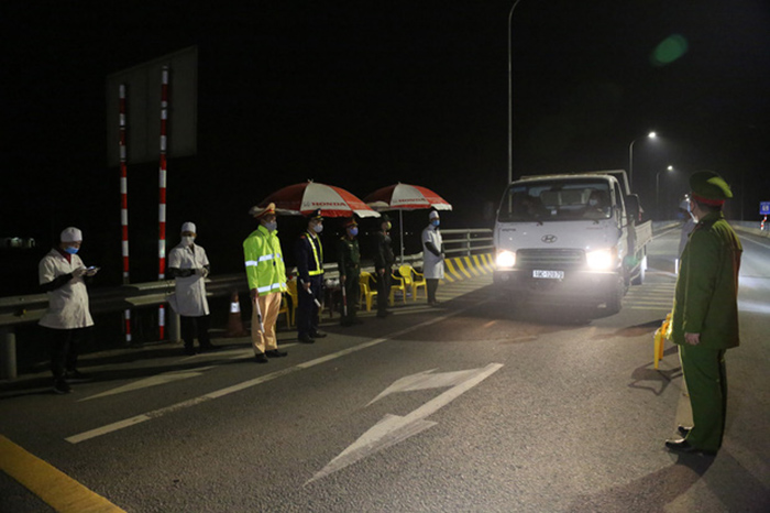 Trắng đêm lập chốt kiểm soát kiểm tra y tế, ngăn ngừa Covid-19 ở Phú Thọ - 1